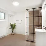 Charm 3 - Cozy 1-bdr With Shared Garden شقة
